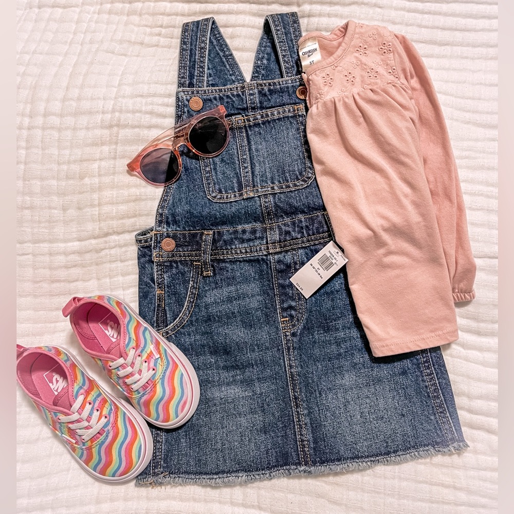 NWT 🏷️- 3T denim jumper with a slight frayed bottom 💘